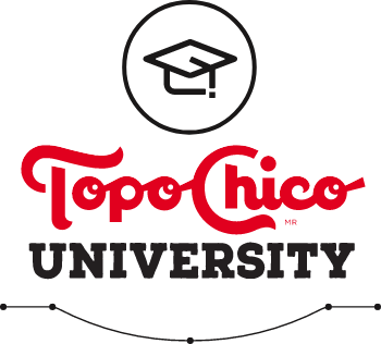 Logo de topo chico university con un birrete